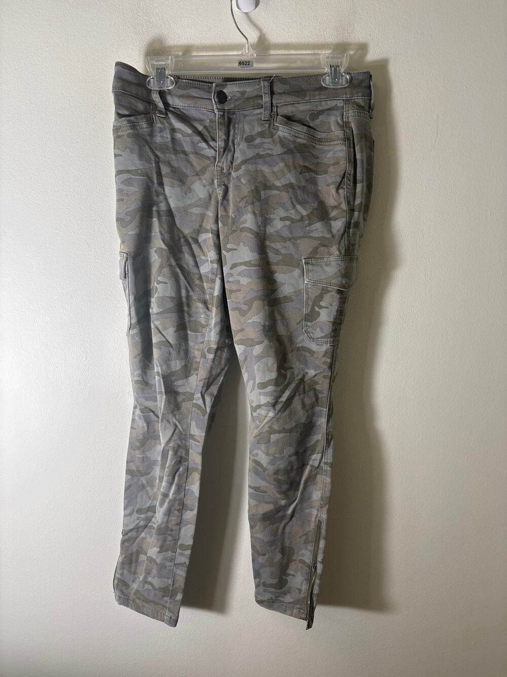Level 99 Camo Cargo Style Jeans Sz 27
